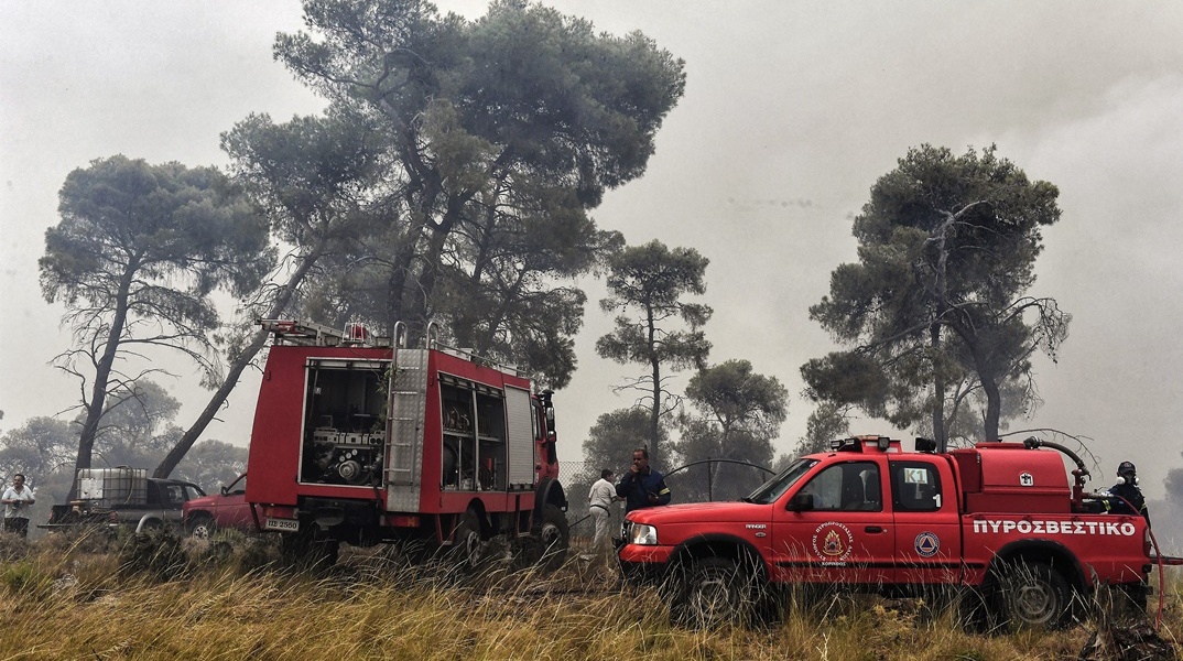 Πυροσβεστικά οχήματα σε επιχείρηση κατάσβεσης φωτιάς