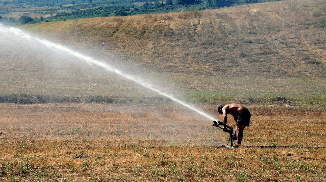 Άτομο δημιουργεί τεχνητή βροχή για το πότισμα