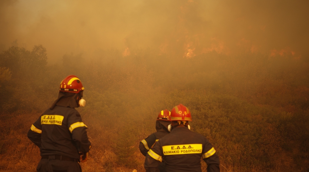 Φωτιά στην Αττική: Πάνω από 40 οι αναζωπυρώσεις, επιχειρούν 685 πυροσβέστες