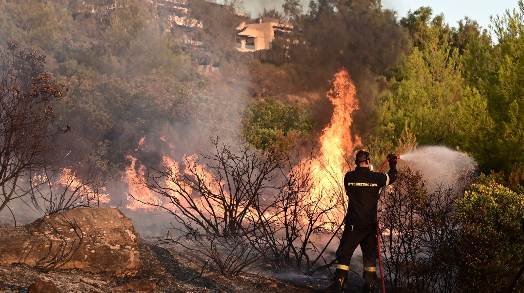 Φωτιά στην Αττική: Διαμονή σε ξενοδοχεία για τους πληγέντες