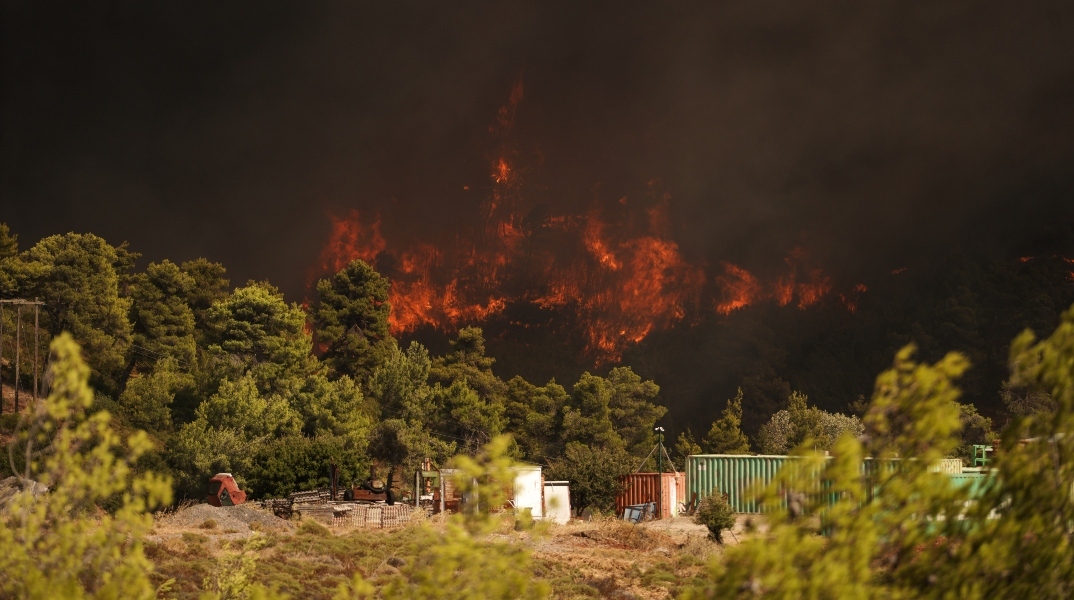 Φωτιά στην Αττική: Εκκενώνονται Ντράφι, Διώνη και Δασαμάρι 