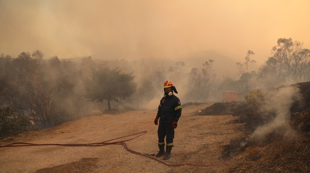 Μαίνεται η μεγάλη φωτιά στην Αττική