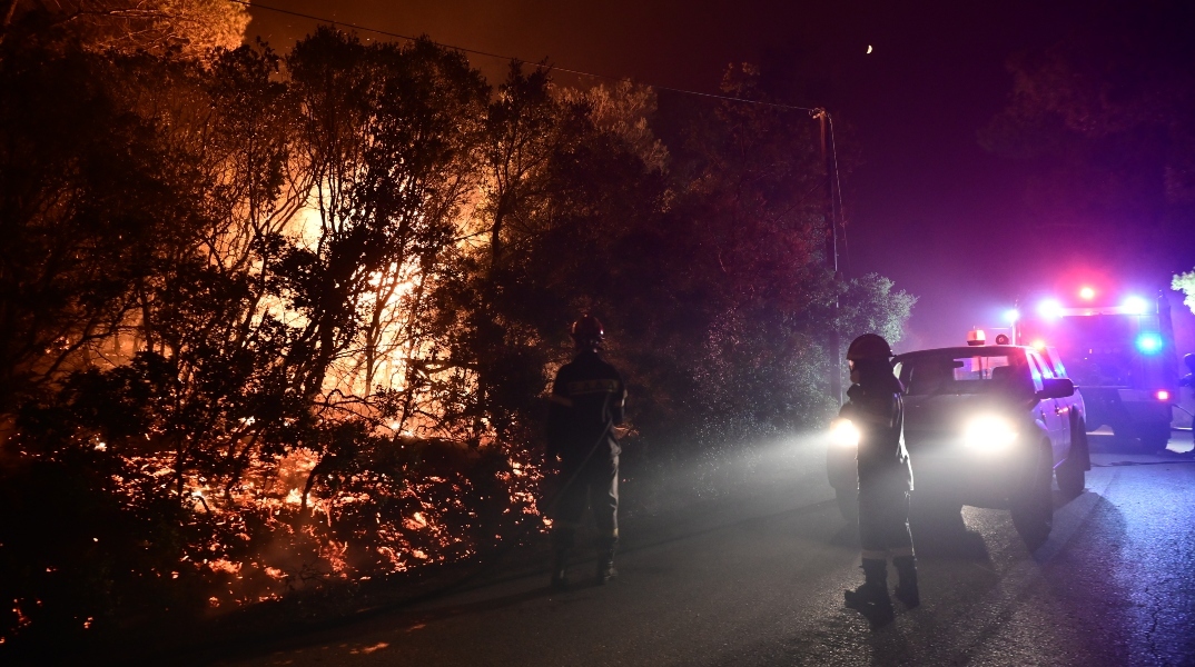 Φωτιά στην Αττική: Όλη τη νύχτα  οι αστυνομικοί απεγκλώβιζαν κατοίκους 