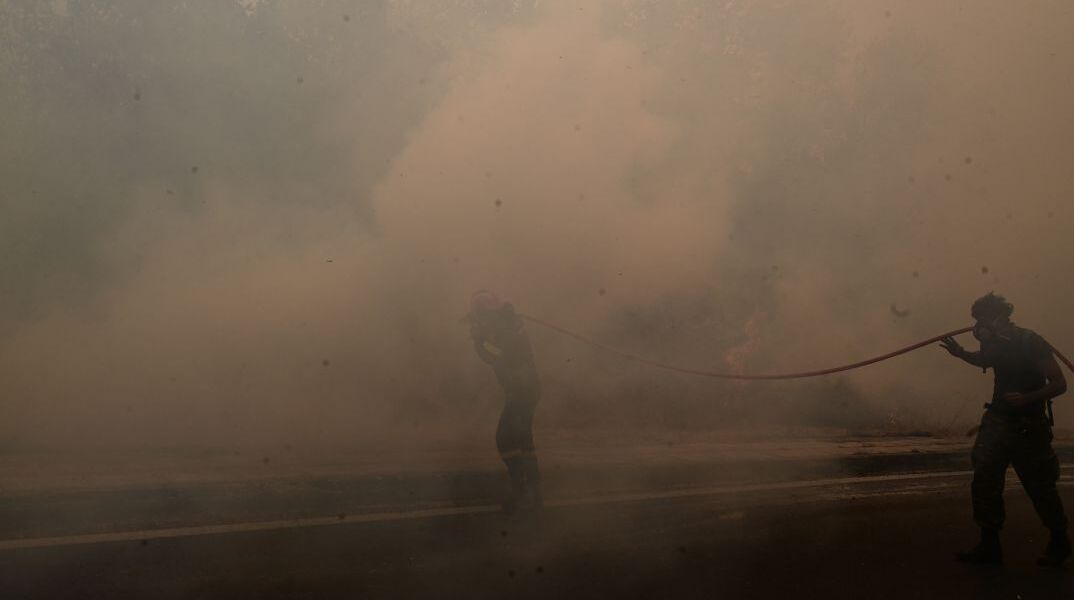 Φωτιά στην Αττική: Στον περίβολο του Αστεροσκοπείου Αθηνών οι φλόγες