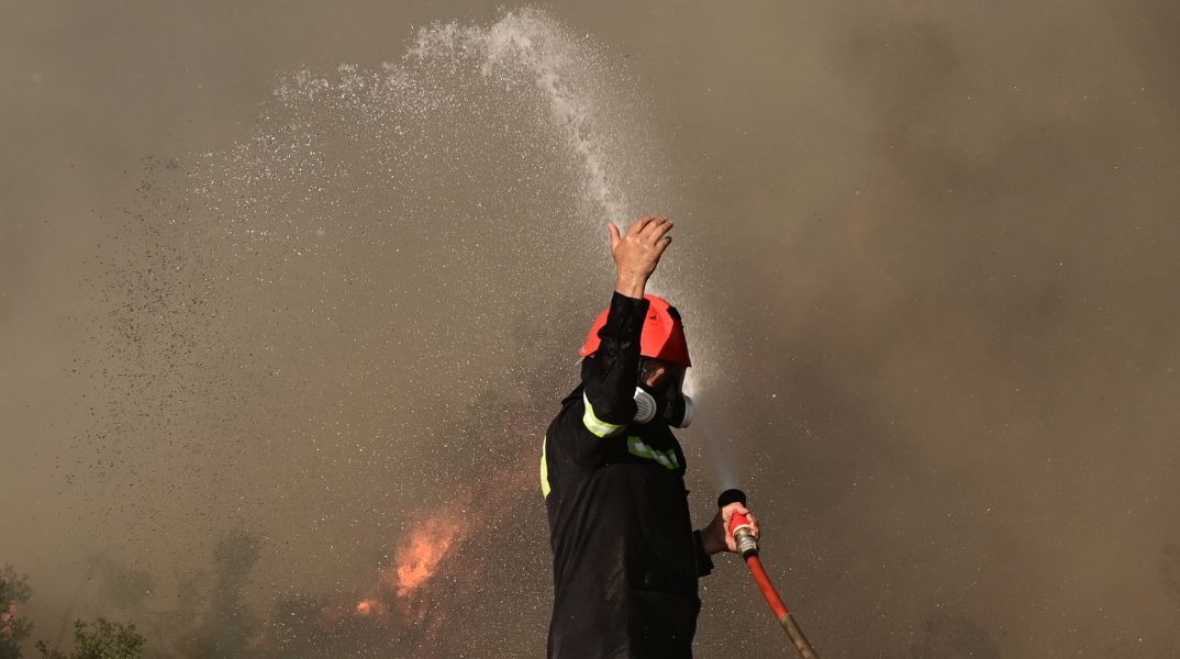 Φωτιά στη Γλυφάδα: Πρόστιμο 4.640 ευρώ στους δύο ανήλικους που συνελήφθησαν για πυρκαγιά από πρόθεση - Οδηγούνται στον εισαγγελέα.