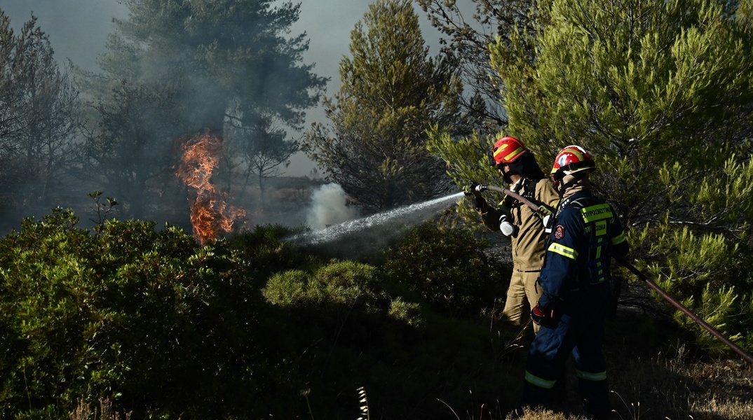 Πυροσβέστες επιχειρούν για την κατάσβεση φωτιάς