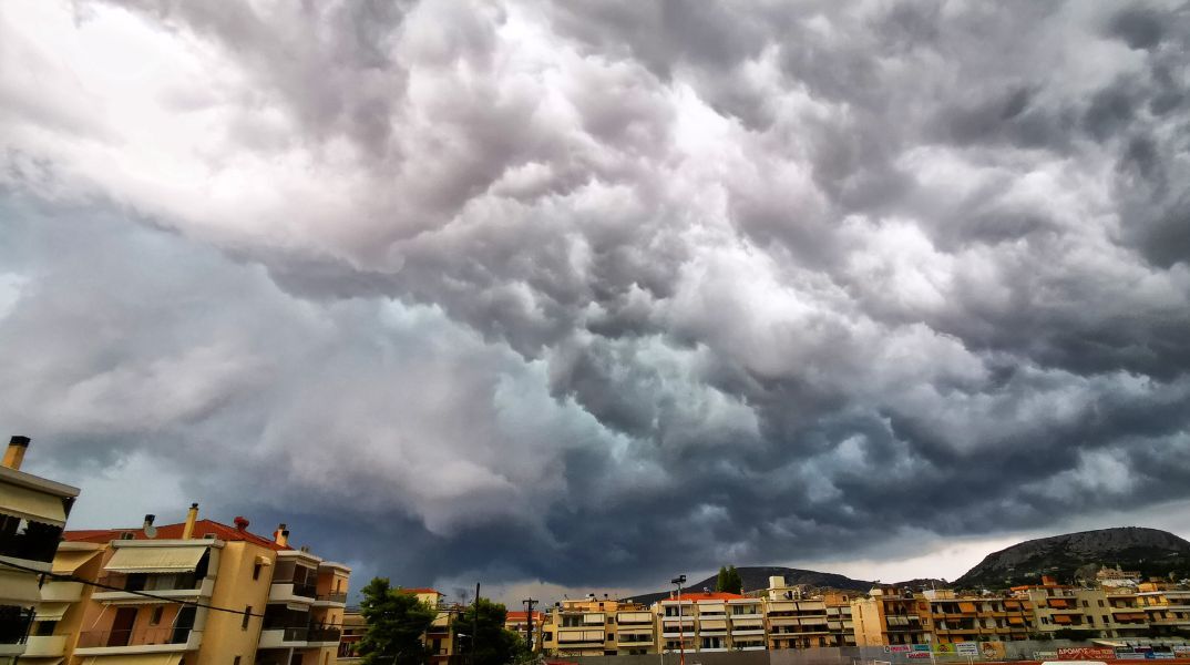 Καιρός: Έρχονται βροχές, καταιγίδες, χαλάζι και κεραυνοί 