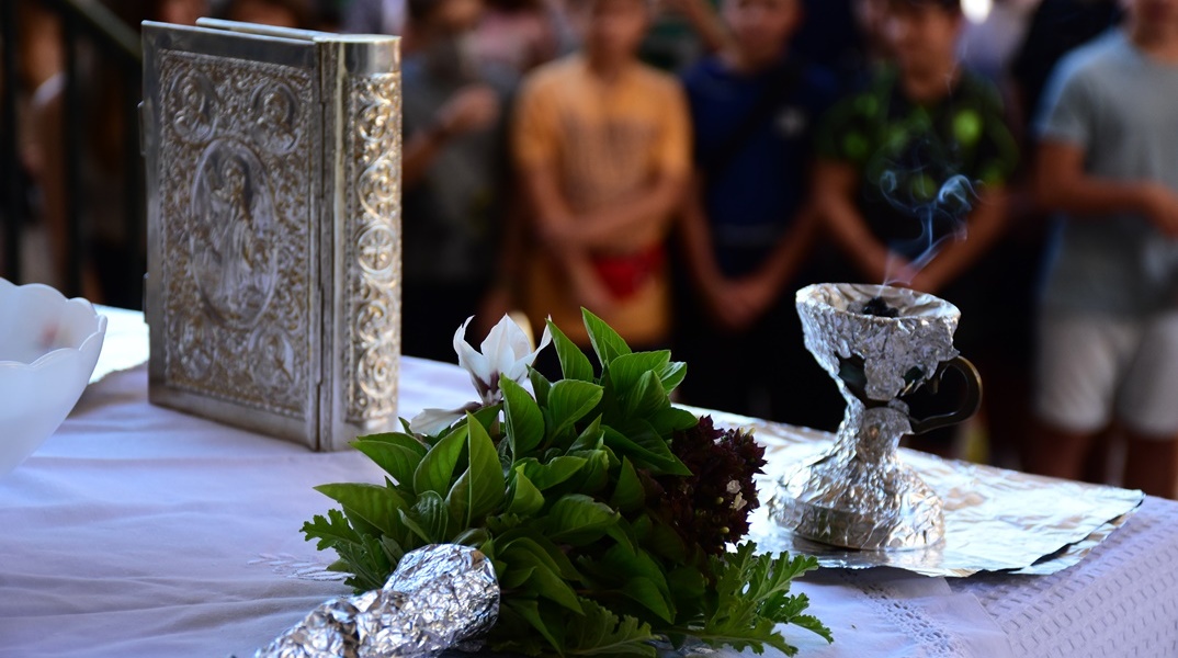 Στιγμιότυπο από την τελετή του αγιασμού σε σχολείο