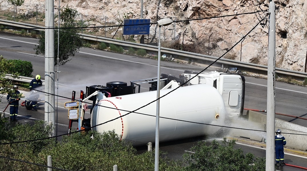 Ανατροπή βυτιοφόρου στη Λεωφόρο Σχιστού