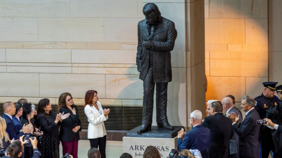 Ο Τζόνι Κας έγινε ο πρώτος μουσικός στην ιστορία που συμπεριλήφθηκε στη συλλογή της αίθουσας γλυπτών στο Καπιτώλιο των ΗΠΑ.