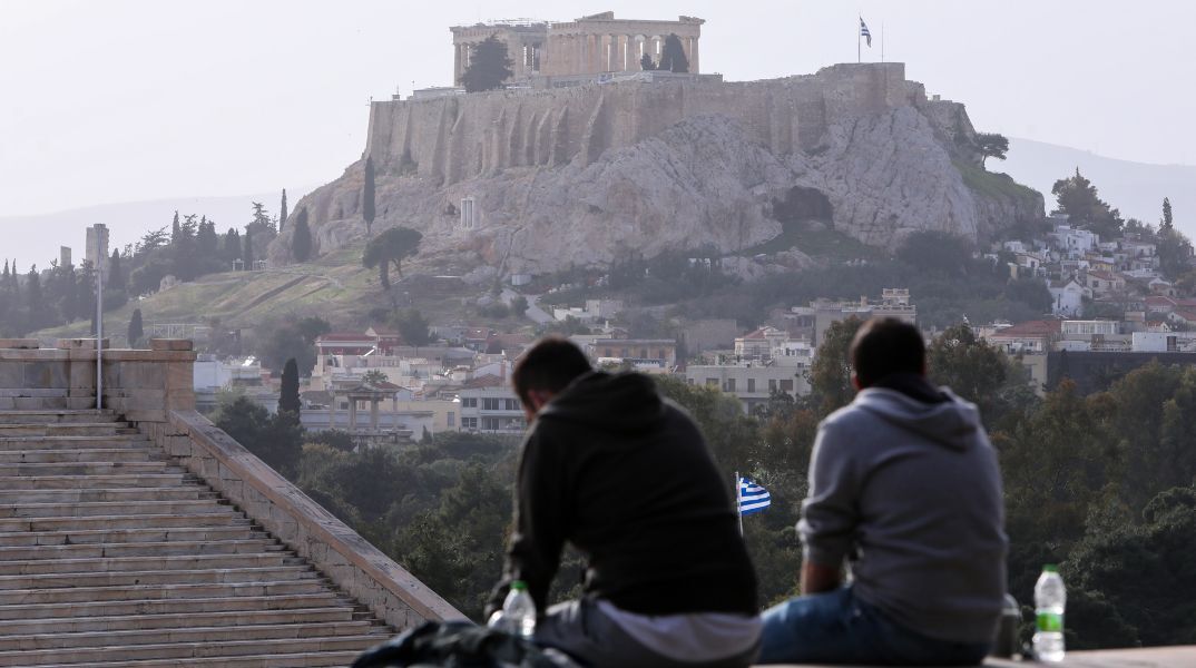 Μετά τα 30 έτη εγκαταλείπουν το πατρικό τους οι νέοι στην Ελλάδα, ενώ στην ΕΕ, κατά μέσο όρο μετά τα 26 - Τα στοιχεία της Eurostat.