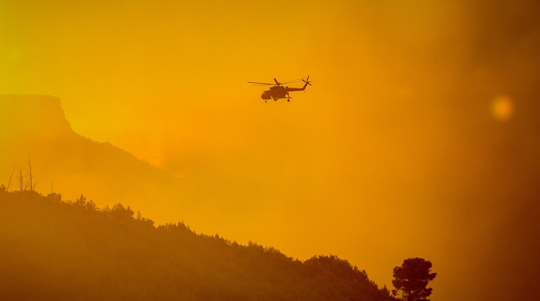 Κατασβεστικό ελικόπτερο επιχειρεί για την κατάσβεση της φωτιάς στο Ξυλόκαστρο