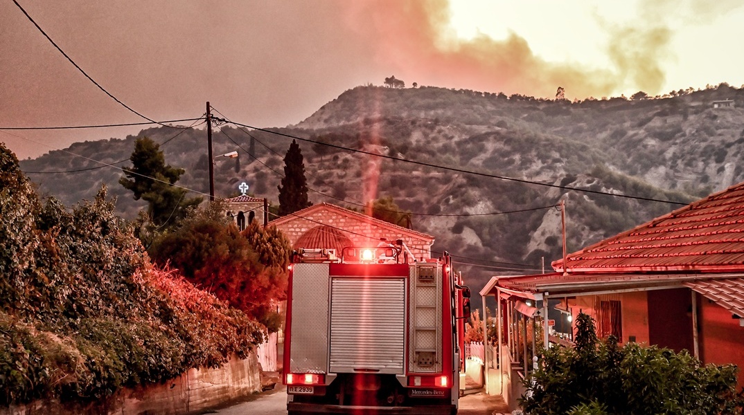 Πυροσβεστικό και καπνοί πάνω στο βουνό από τη φωτιά στο Ξυλόκαστρο Κορινθίας