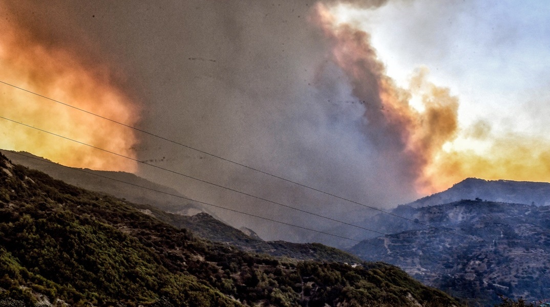 Καπνοί και φλόγες από τη φωτιά στην Κορινθία