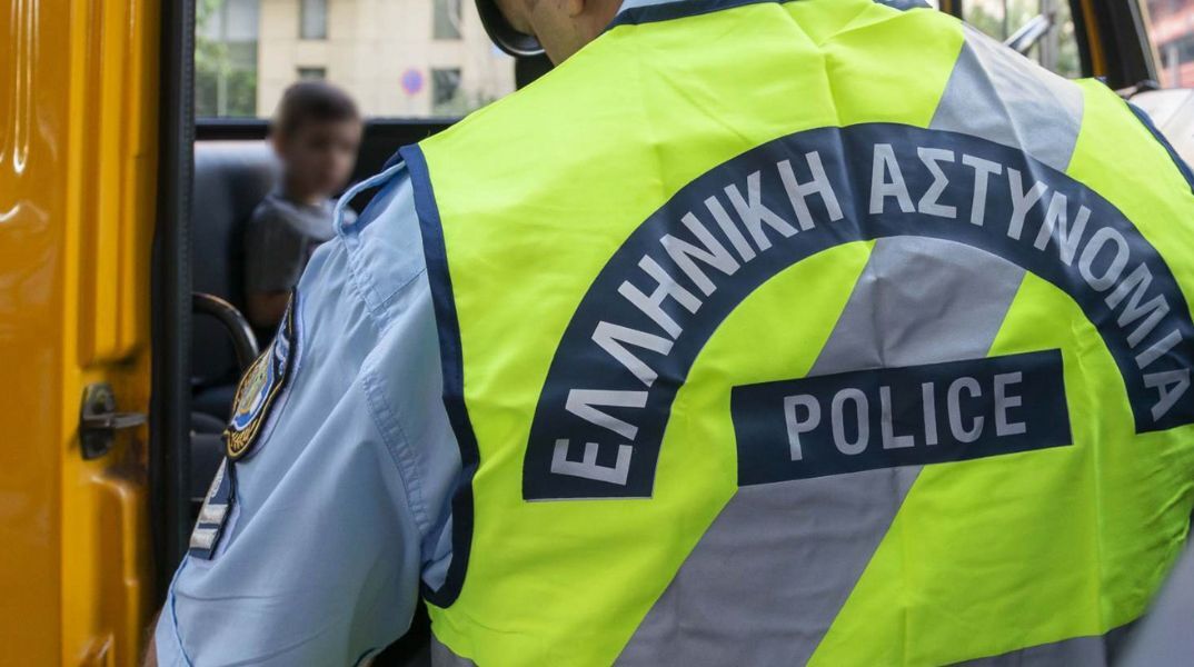 Θεσσαλονίκη: Οδηγός σχολικού λεωφορείου οδηγούσε χωρίς δίπλωμα - Του επιβλήθηκε και διοικητικό πρόστιμο για αλκοόλ μετά από μέτρηση της Τροχαίας. 