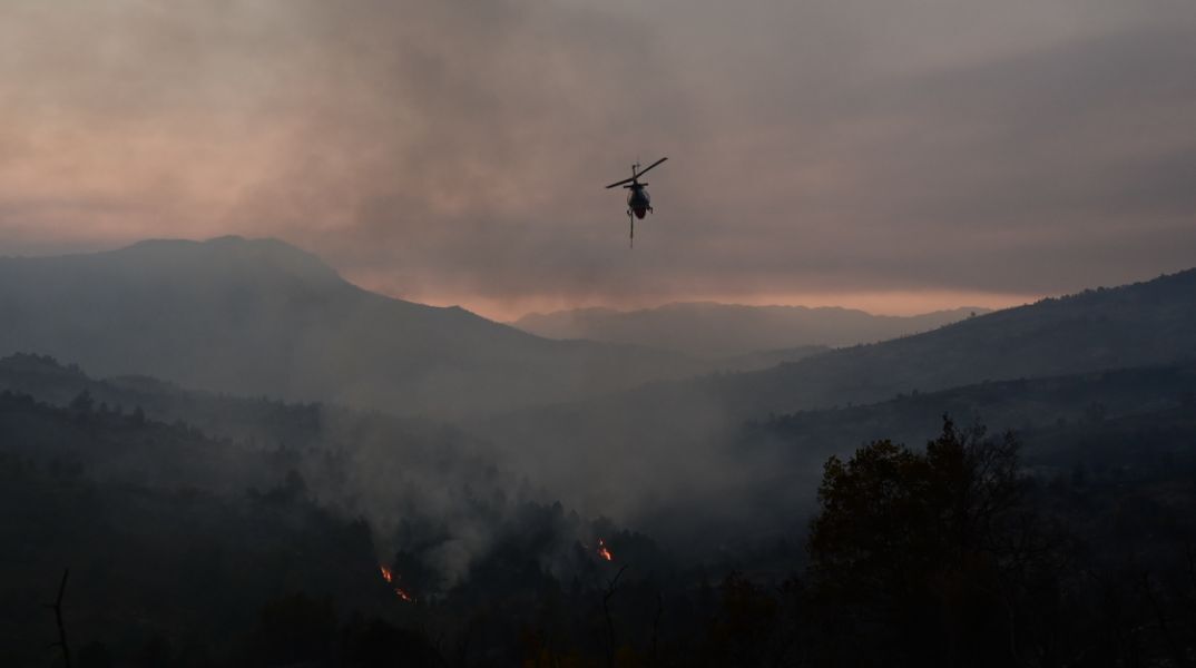  Καίει ακόμα η φωτιά στην Κορινθία