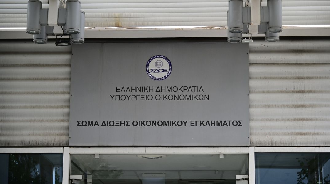 Οι ελεγκτές του ΣΔΟΕ εντόπισαν εταιρείες με σοβαρές φορολογικές παραβάσεις και διενέργεια λαθρεμπορίου - Αναλυτικά οι υποθέσεις.