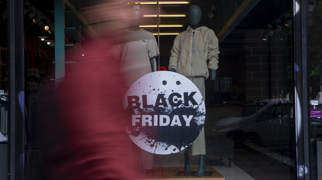 Βιτρίνα με σήμα προσφορών για τη Black Friday