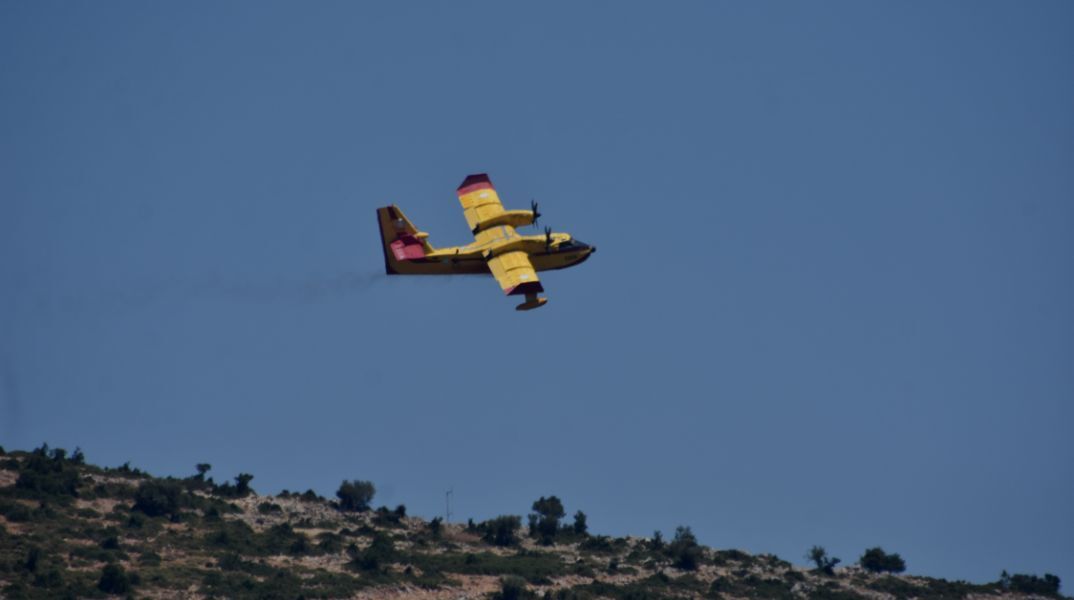 Αναγκαστική προσγείωση πυροσβεστικού αεροσκάφους στη λίμνη Μαραθώνα