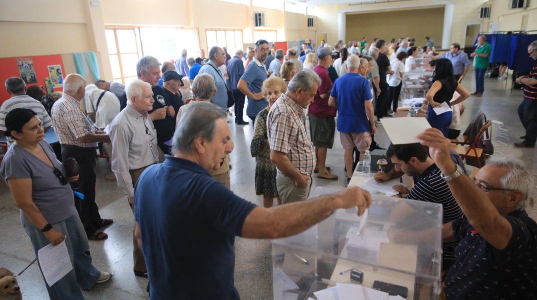 Πολίτες ψηφίζουν για την ανάδειξη νέου προέδρου του ΠΑΣΟΚ