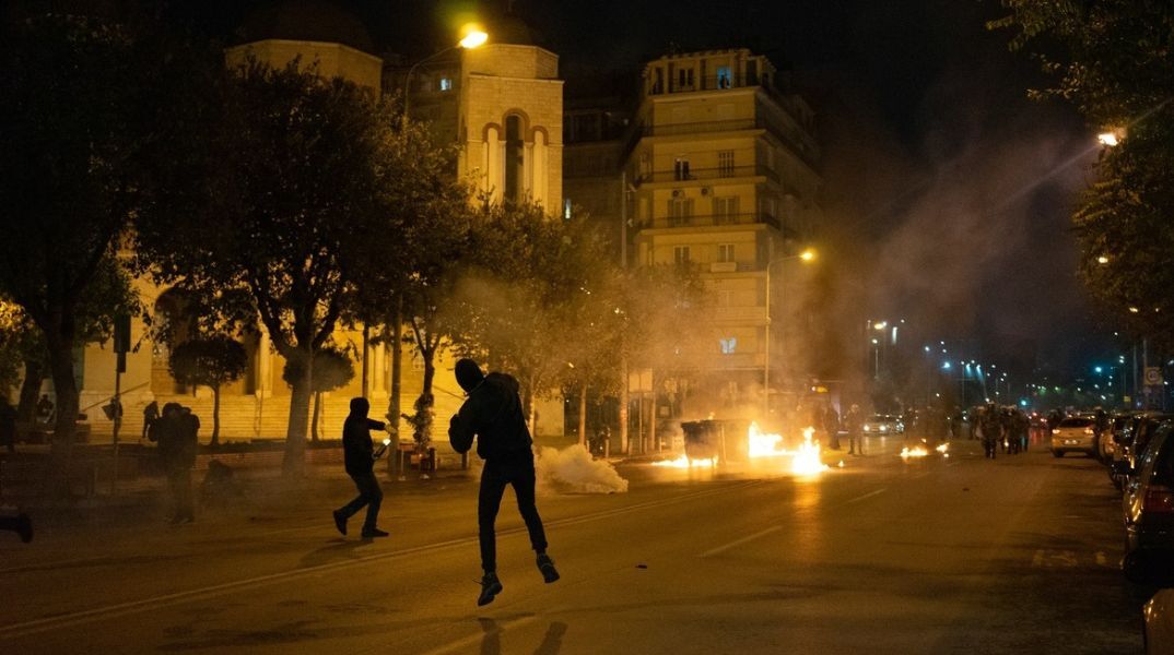 Θεσσαλονίκη: Κουκουλοφόροι πέταξαν μολότοφ και πέτρες κατά αστυνομικών έξω από το ΑΠΘ τα ξημερώματα - Έξι προσαγωγές.