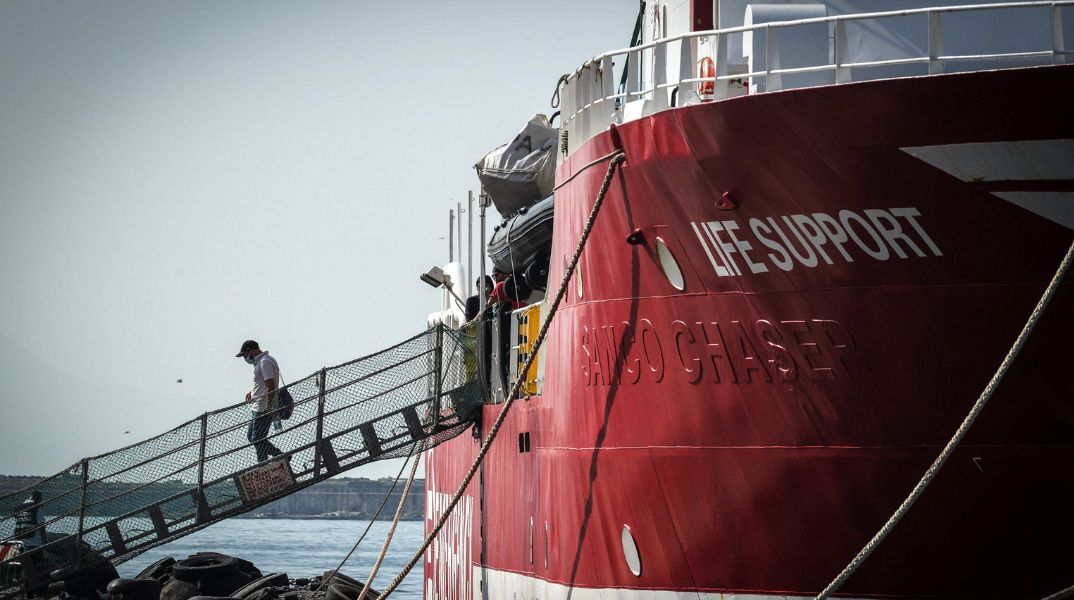 Ιταλία - Αλβανία: Οι πρώτοι παράτυποι μετανάστες που συνελήφθησαν στα ιταλικά ύδατα έφτασαν στο αλβανικό λιμάνι Σενγκίν.