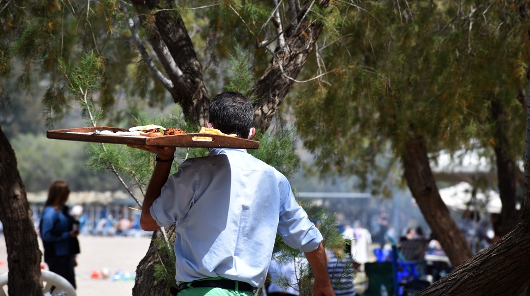 Σερβιτόρος με δίσκο στο χέρι