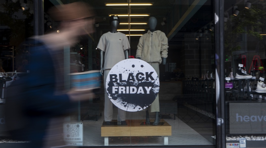 Κατάστημα με πινακίδα Black Friday