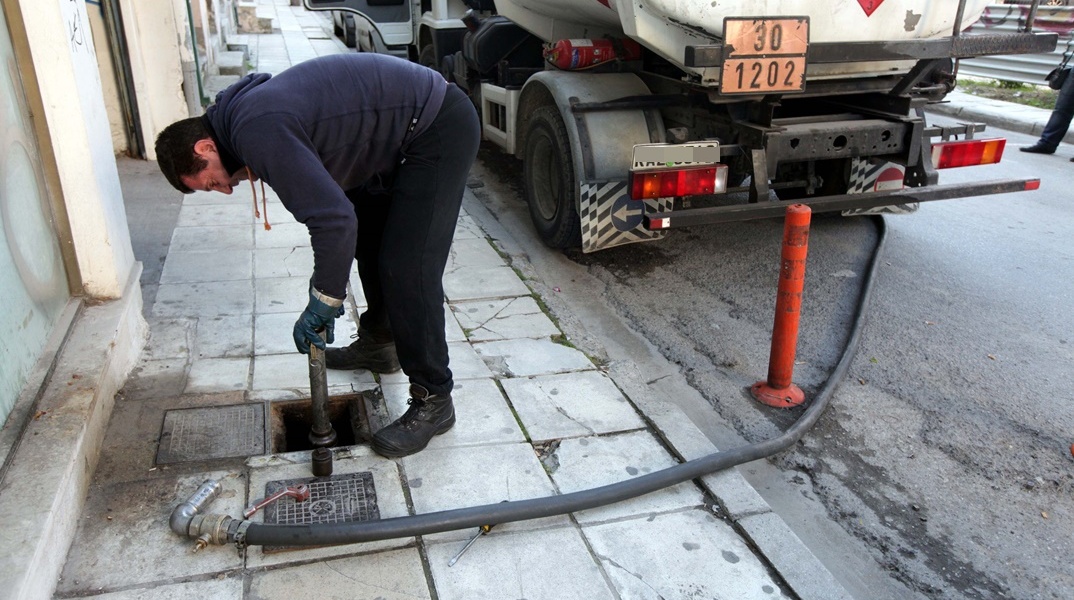 Πρατηριούχος με αντλία γεμίζει πολυκατοικία με πετρέλαιο θέρμανσης