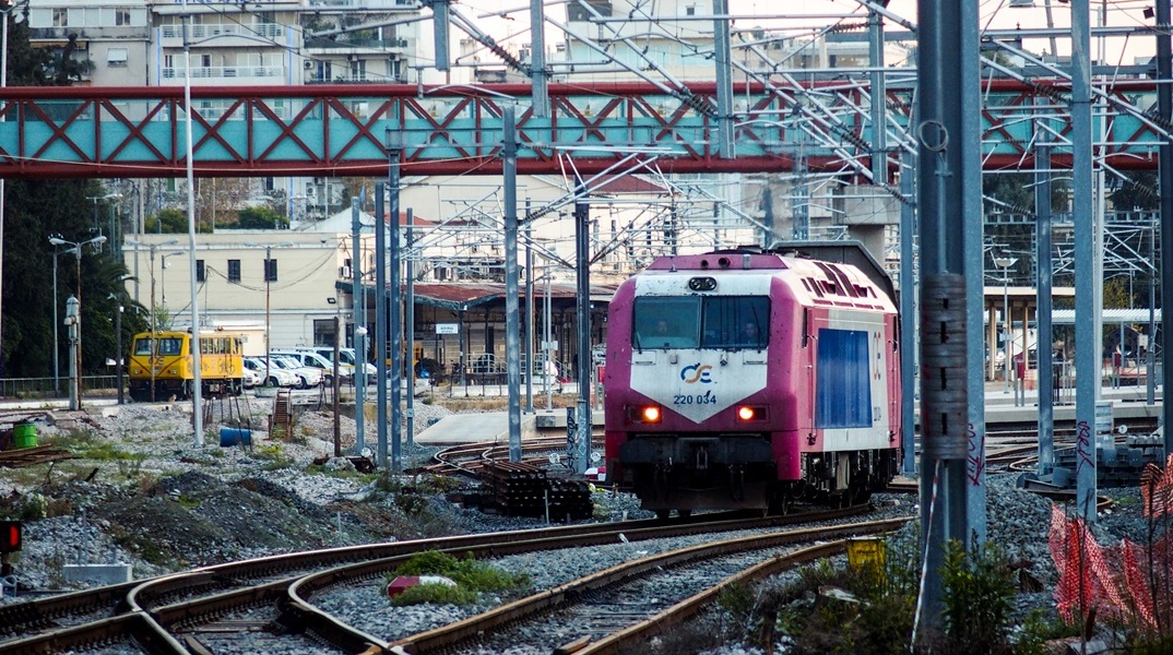 Τρένο κινείται στις σιδηροδρομικές γραμμές