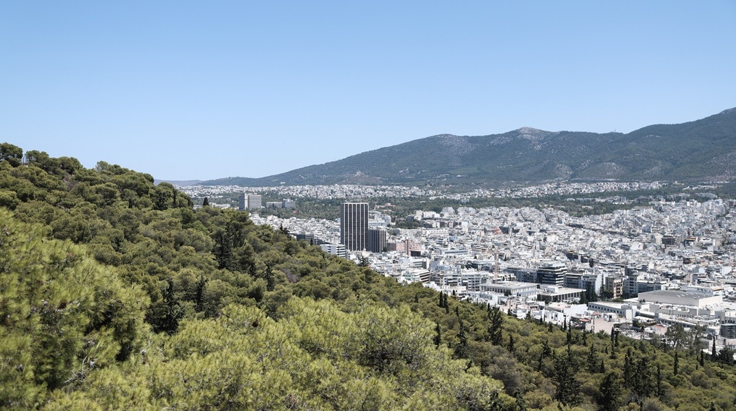 Ακίνητα πίσω από λόφο