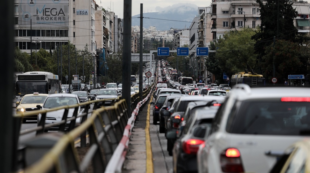 Αυτοκίνητα κολλημένα στην κίνηση