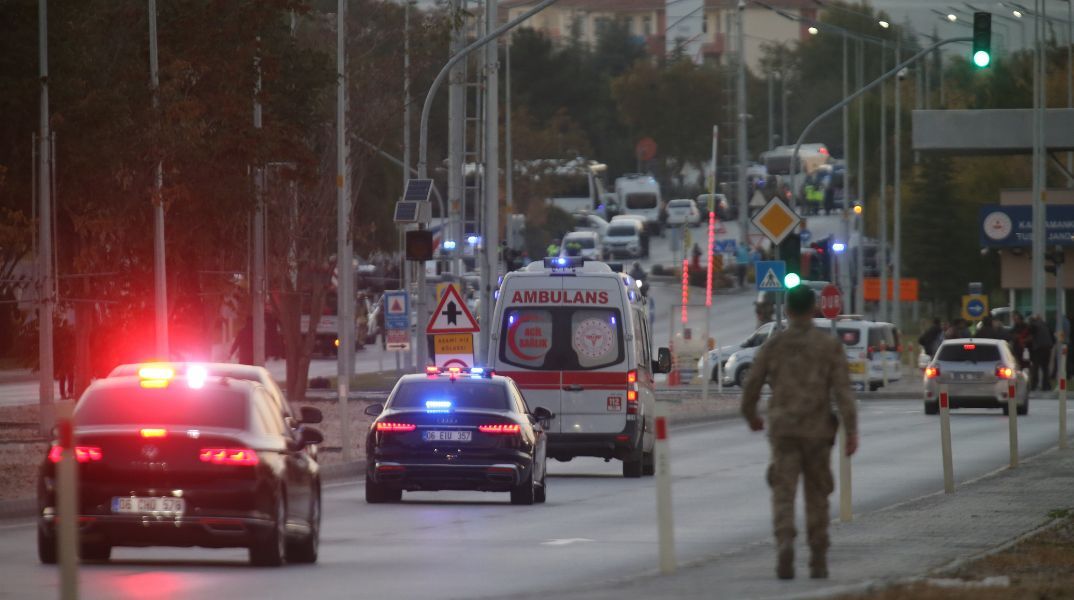 Τουρκία: Ταυτοποιήθηκε ο ένας από τους δράστες της τρομοκρατικής επίθεσης στην Αεροδιαστημική Βιομηχανία ΤUSAS - Επιστρέφουν στην Άγκυρα Ερντογάν και Οζέλ.