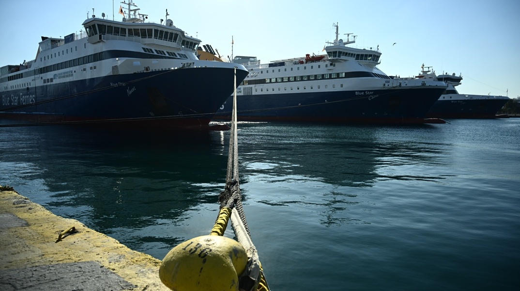 Πλοία δεμένα στους κάβους στο λιμάνι του Πειραιά