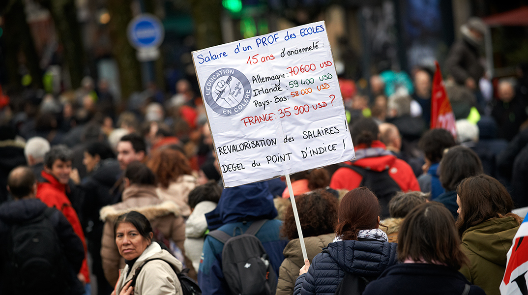 Mετά τα Κίτρινα Γιλέκα, τα Κόκκινα Στιλό