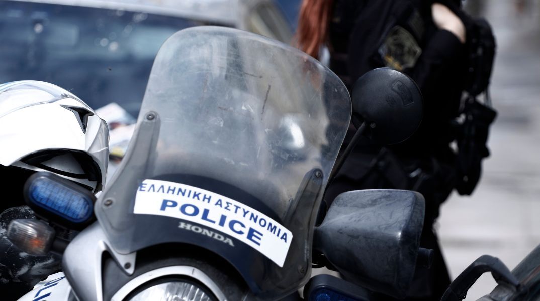 Τηλεφώνημα για βόμβες σε γραφεία στη Γλυφάδα - Αστυνομικές δυνάμεις πραγματοποιούν ελέγχους - Άνδρας κάλεσε στο 112 δηλώνοντας ότι ανήκει στη 17 Νοέμβρη. 