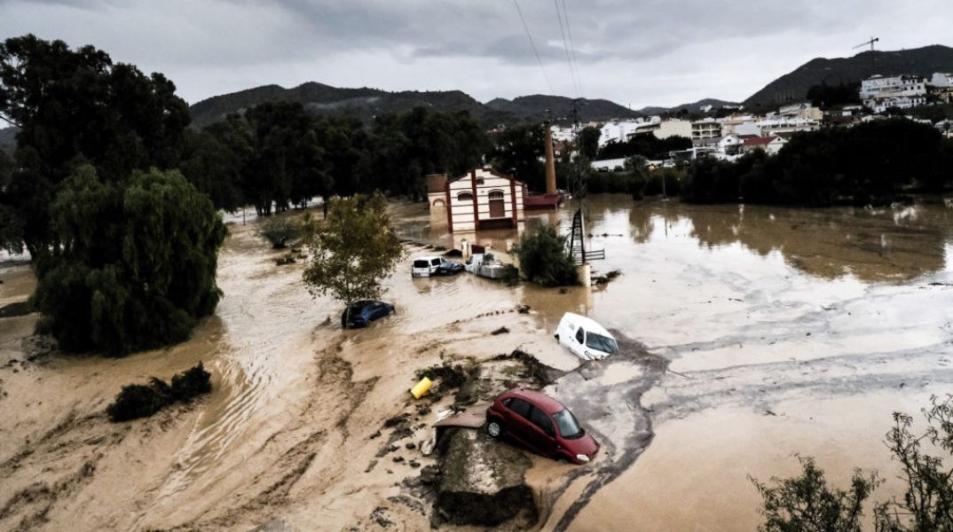 Σαρωτικές πλημμύρες στην Ισπανία: Εικόνες αποκάλυψης σε Βαλένθια και Ανδαλουσία