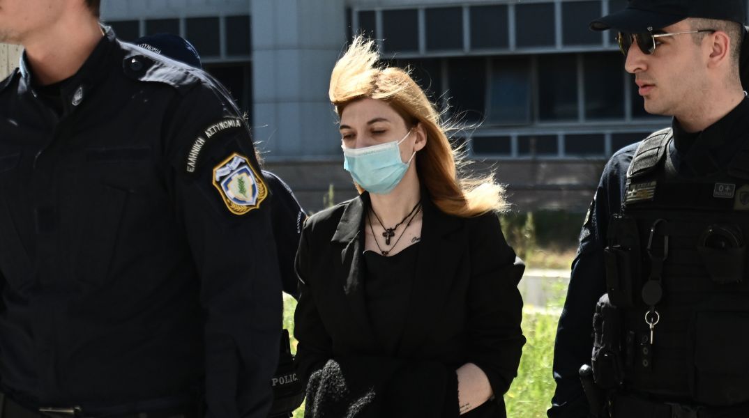 Δίκη Ρούλας Πισπιρίγκου: Τα σημάδια στο πρόσωπο της Μαλένας είναι από πίεση που υπέστη από παλάμη, είπε ο ιατροδικαστής Νίκος Καρακούκης.