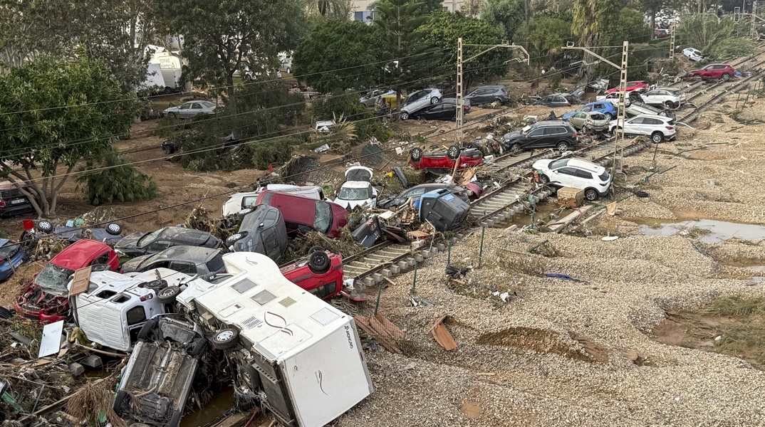 Εικόνες καταστροφής μετά τις φονικές πλημμύρες στην Ισπανία