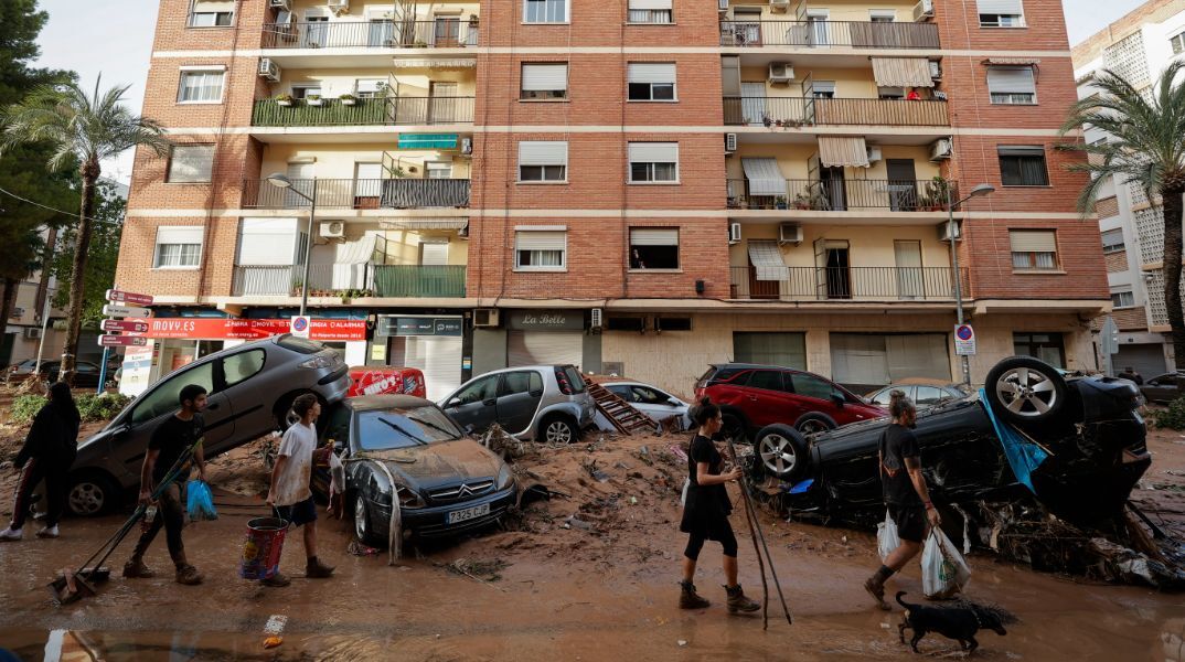 Ισπανία: Ψάχνουν επιζώντες μέσα στις λάσπες - Λιγοστεύουν οι ελπίδες 