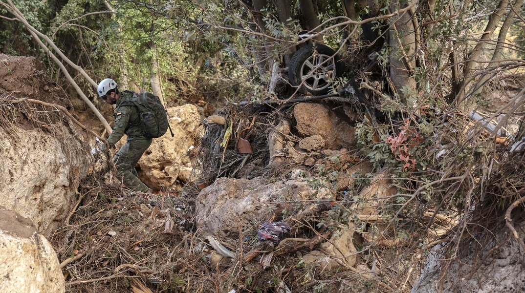 Διασώστες και στρατός για τον εντοπισμό εγκλωβισμένων και αγνοουμένων 