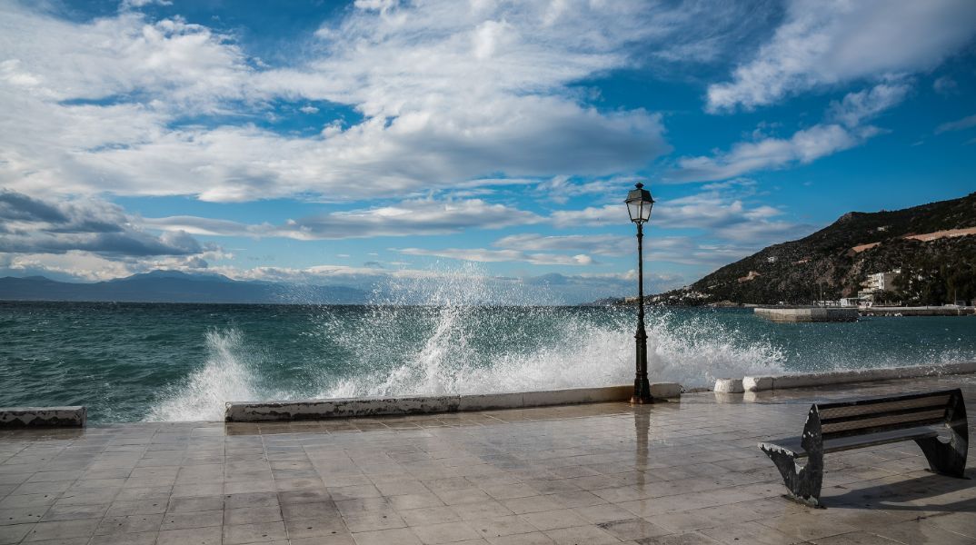 Με ισχυρούς ανέμους και πτώση της θερμοκρασίας ο καιρός τη Δευτέρα