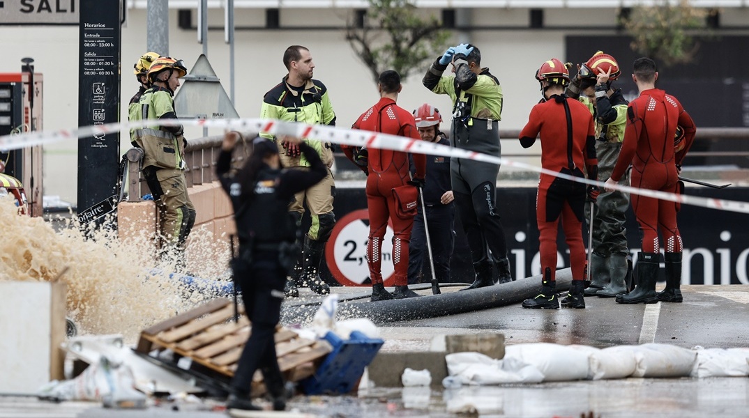 Διασώστες σε δρόμο της Ισπανίας μετά τις φονικές πλημμύρες