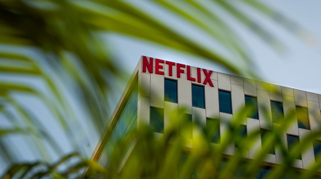 Netflix: Έρευνες για φοροδιαφυγή στα γραφεία της streaming πλατφόρμας στο Παρίσι και στο Άμστερνταμ - Ποιες κατηγορίες αντιμετωπίζει.