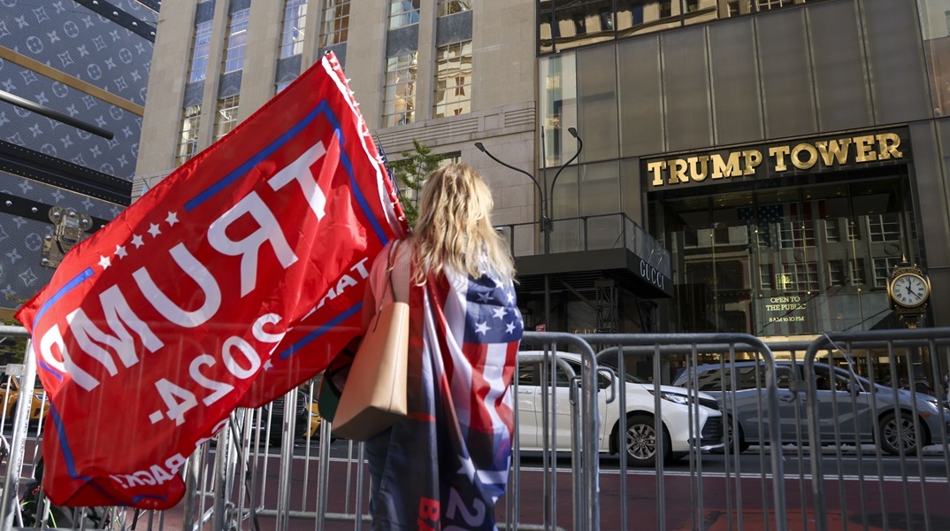 Σημαία με τον Ντόναλντ Τραμπ έξω από το Trump Tower