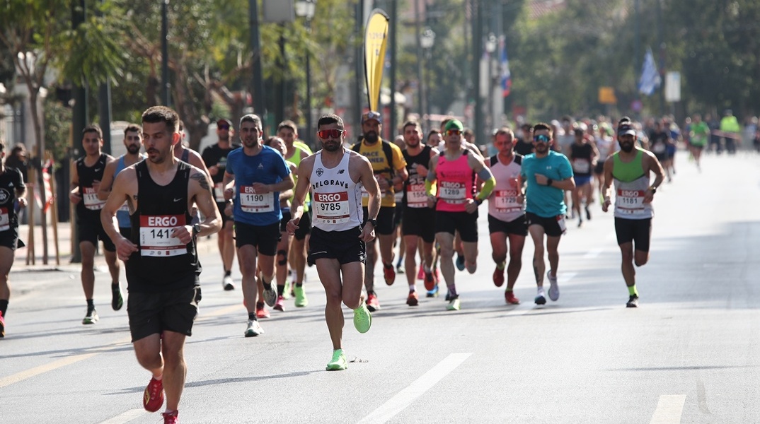 Αθλητές τρέχουν σε δρόμο της ΑΘήνας