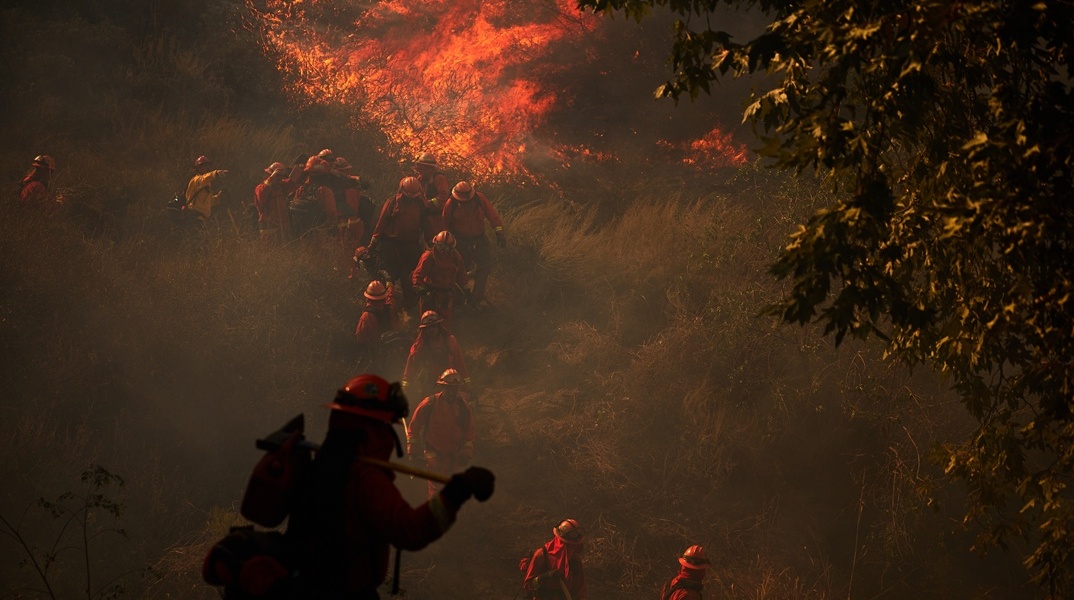 Πυροσβέστες επιχειρούν για την κατάσβεση φωτιάς στην Καλιφόρνια