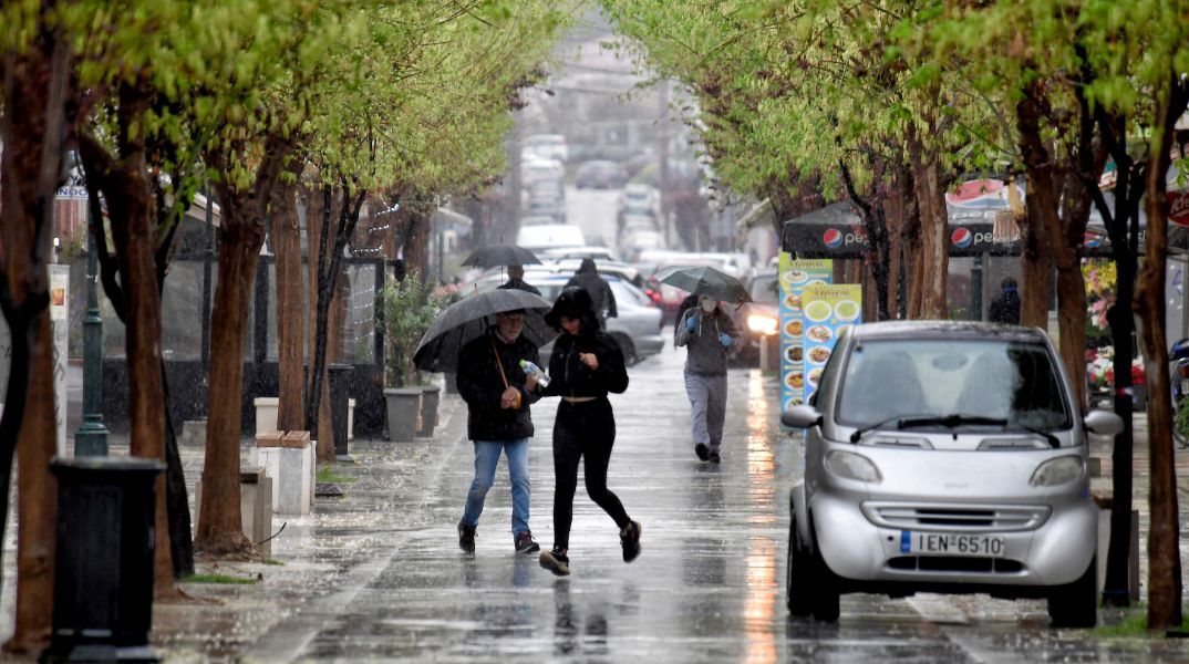 Με βροχές, καταιγίδες και πτώση της θερμοκρασίας ο καιρός την Παρασκευή - Σε ποιες πόλεις θα χιονίσει