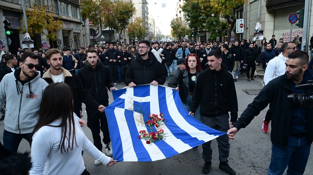 Μέλη της ΠΑΣΠ με την αιματοβαμμένη σημαία του Πολυτεχνείου