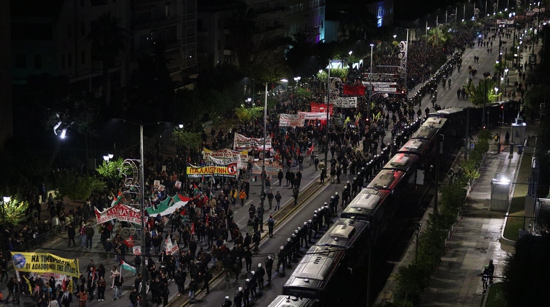 Στιγμιότυπο από την πορεία για την Επέτειο του Πολυτεχνείου